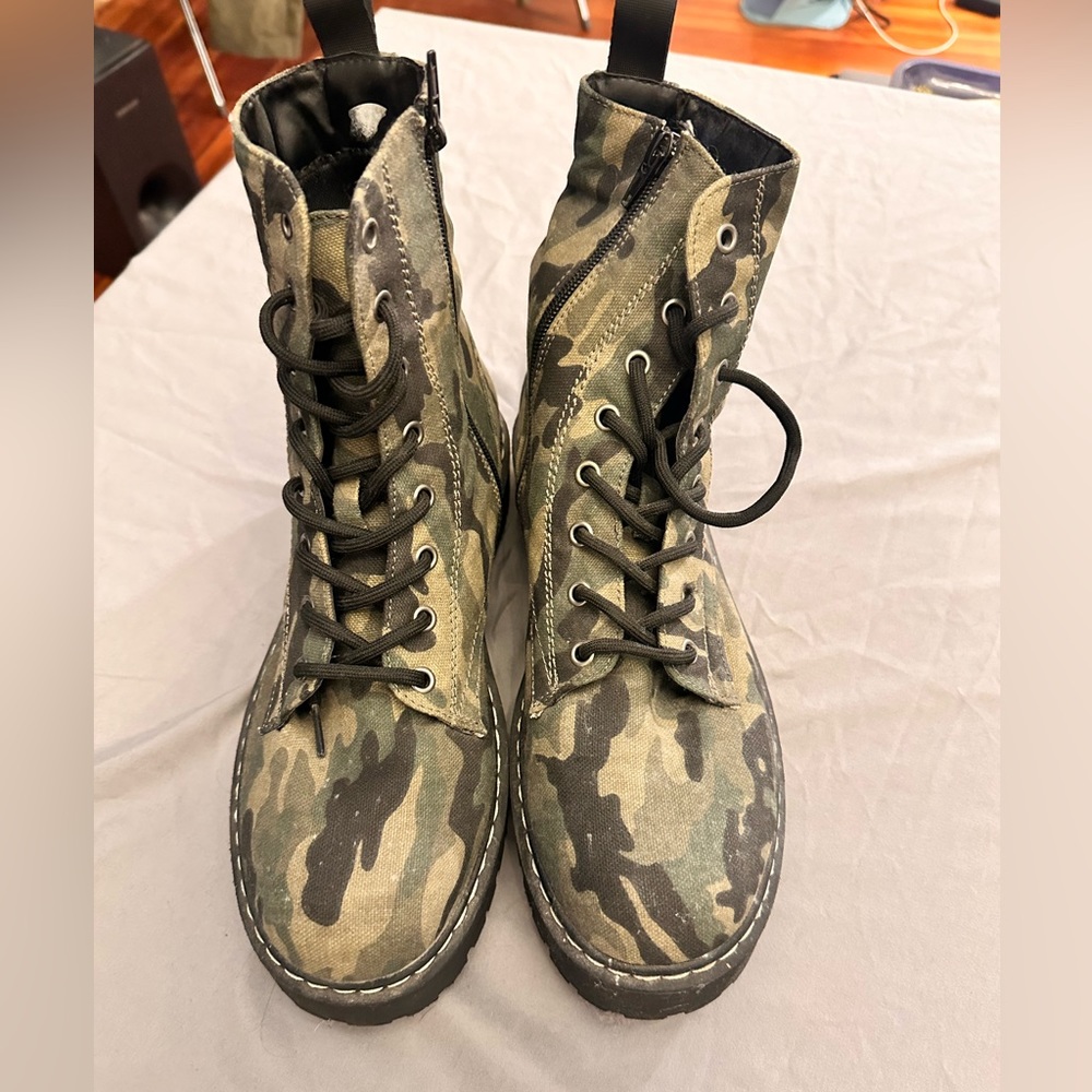 Combat boots